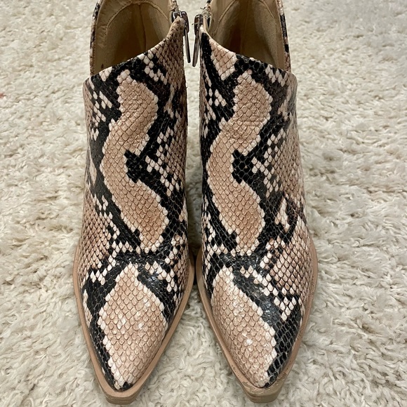 Very Good condition Vince Camuto Python Snakeskin Booties 8 - Picture 1 of 7